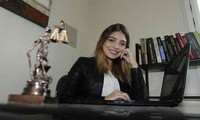 A estudante Janaína Rocha acaba de começar no outro estágio em um escritório de advocacia (foto: Carlos Moura) A estudante Janaína Rocha acaba de começar no outro estágio em um escritório de advocacia (foto: Carlos Moura)