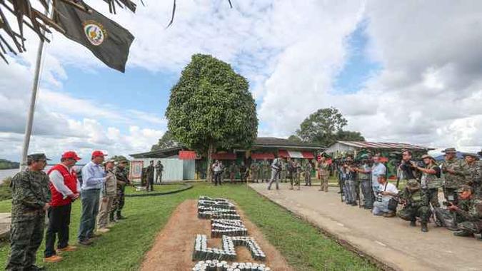 'A intervenção militar e policial foi realizada em quatro lugares próximos à lagoa Pacora, onde foram apreendidos os insumos para a elaboração de drogas como folhas de coca, sulfato de cocaína, motores', informou o Ministério.(foto: Ministério da Defesa do Peru / Divulgação) 'A intervenção militar e policial foi realizada em quatro lugares próximos à lagoa Pacora, onde foram apreendidos os insumos para a elaboração de drogas como folhas de coca, sulfato de cocaína, motores', informou o Ministério.(foto: Ministério da Defesa do Peru / Divulgação)