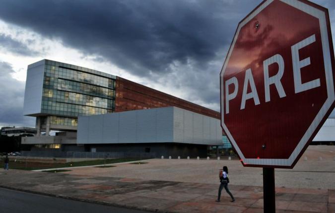 Para se deslocar, parlamentares terão de usar carro próprio ou recursos da verba indenizatória(foto: Antonio Cunha/Esp. CB/D.A Press) Para se deslocar, parlamentares terão de usar carro próprio ou recursos da verba indenizatória(foto: Antonio Cunha/Esp. CB/D.A Press)