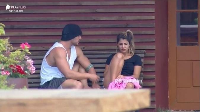 No reality, o galã se envolveu em um romance com Hariany(foto: Reprodução/Record TV/Play Plus) No reality, o galã se envolveu em um romance com Hariany(foto: Reprodução/Record TV/Play Plus)