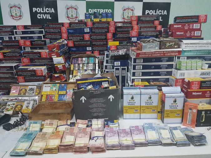 Os policiais apreenderam mais de 700 caixas de cigarros contrabandeados(foto: Divulgação / PCDF) Os policiais apreenderam mais de 700 caixas de cigarros contrabandeados(foto: Divulgação / PCDF)