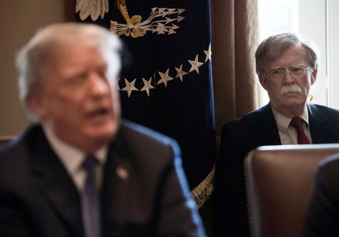 O presidente Donald Trump, em 27 de janeiro de 2020, negou ter dito a seu ex-conselheiro de segurança nacional John Bolton que a ajuda militar à Ucrânia estava ligada a Kiev investigando seus rivais políticos. (foto: NICHOLAS KAMM / AFP) O presidente Donald Trump, em 27 de janeiro de 2020, negou ter dito a seu ex-conselheiro de segurança nacional John Bolton que a ajuda militar à Ucrânia estava ligada a Kiev investigando seus rivais políticos. (foto: NICHOLAS KAMM / AFP)