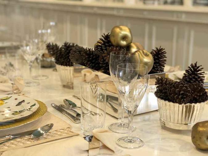 As pinhas são elementos baratos e descomplicados. Além de decorarem a árvore de Natal, são perfeitas como enfeites da mesa de jantar e do bufê.(foto: Rachel Sabino/Esp. CB/D.A Press) As pinhas são elementos baratos e descomplicados. Além de decorarem a árvore de Natal, são perfeitas como enfeites da mesa de jantar e do bufê.(foto: Rachel Sabino/Esp. CB/D.A Press)