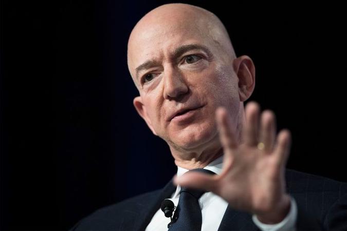O programa de capacitação pretende atingir um terço da força de trabalho da empresa de Jeff Bezos no mercado americano(foto: AFP / Jim WATSON) O programa de capacitação pretende atingir um terço da força de trabalho da empresa de Jeff Bezos no mercado americano(foto: AFP / Jim WATSON)