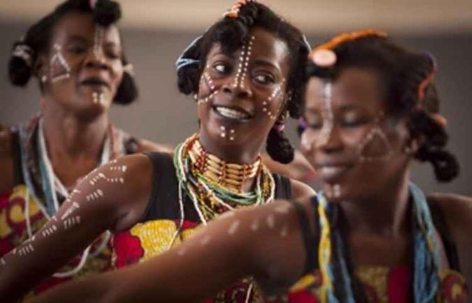 O grupo angolano apresenta danças africanas(foto: Secretaria de Cultura/Divulgação) O grupo angolano apresenta danças africanas(foto: Secretaria de Cultura/Divulgação)