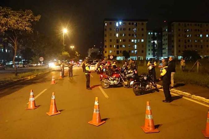 Agentes do Detran realizaram operação Sossego na noite de quarta-feira (22/1)(foto: Divulgação / Detran-DF) Agentes do Detran realizaram operação Sossego na noite de quarta-feira (22/1)(foto: Divulgação / Detran-DF)