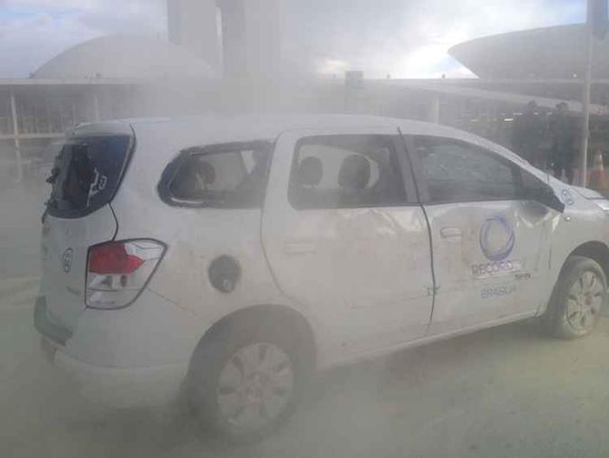 Manifestantes depredaram carros que estavam próximos à Esplanada(foto: PMDF/Divulgação) Manifestantes depredaram carros que estavam próximos à Esplanada(foto: PMDF/Divulgação)
