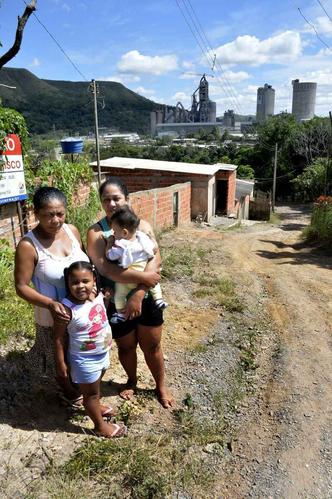 Família de Queima Lençol: crianças sofrem com a poluição de fábrica(foto: Marcelo Ferreira/CB/D.A Press) Família de Queima Lençol: crianças sofrem com a poluição de fábrica(foto: Marcelo Ferreira/CB/D.A Press)