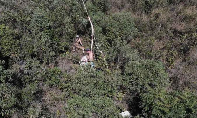 Vítima caiu ao fazer uma espécie de slackline em uma área de acesso restrito(foto: Corpo de Bombeiros/Divulgação) Vítima caiu ao fazer uma espécie de slackline em uma área de acesso restrito(foto: Corpo de Bombeiros/Divulgação)