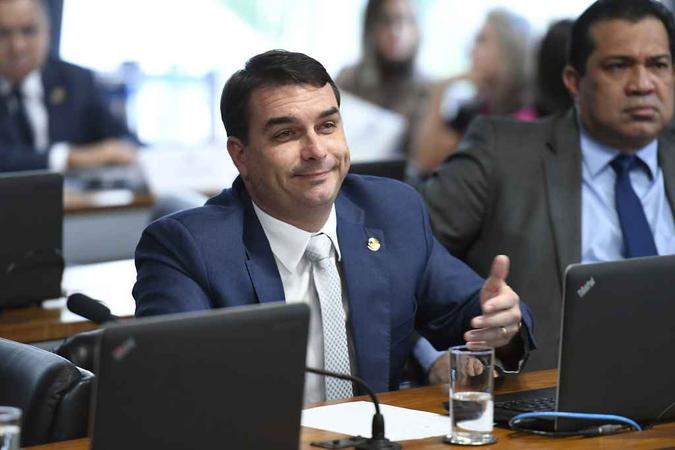 Flávio Bolsonaro e assessor são alvos de Procedimento Investigatório Criminal do MP do Rio(foto: Edilson Rodrigues/Agência Senado) Flávio Bolsonaro e assessor são alvos de Procedimento Investigatório Criminal do MP do Rio(foto: Edilson Rodrigues/Agência Senado)