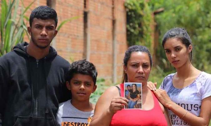 Eronice e os filhos sofrem com informações erradas sobre localização do marido, desaparecido na tragédia em Brumadinho(foto: Renan Damasceno/EM/D.A Press) Eronice e os filhos sofrem com informações erradas sobre localização do marido, desaparecido na tragédia em Brumadinho(foto: Renan Damasceno/EM/D.A Press)