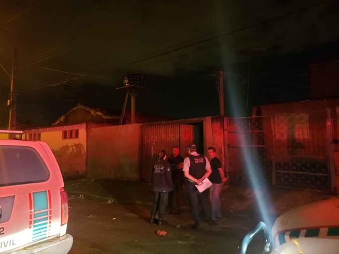 Após o incêndio, policiais chegaram ao local para realização da perícia (foto: Thais Umbelino/Esp.CB/DA.Press) Após o incêndio, policiais chegaram ao local para realização da perícia (foto: Thais Umbelino/Esp.CB/DA.Press)