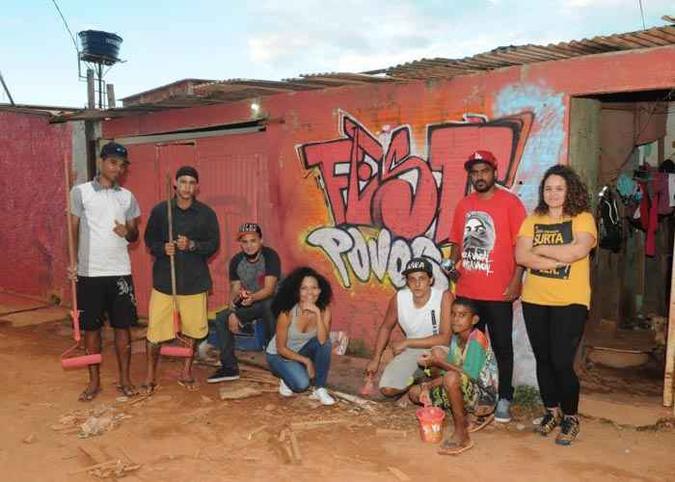 Davi Marcos (de camisa vermelha) reuniu amigos e convidou jovens do bairro para integrarem a iniciativa de transformar as casas em um grande painel colorido. Ideia também foi abraçada pela comunidade local (foto: Antonio Cunha/CB/D.A Press ) Davi Marcos (de camisa vermelha) reuniu amigos e convidou jovens do bairro para integrarem a iniciativa de transformar as casas em um grande painel colorido. Ideia também foi abraçada pela comunidade local (foto: Antonio Cunha/CB/D.A Press )