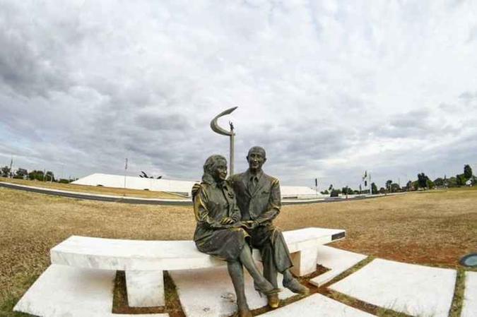 Em frente ao memorial escultura de Sarah e Juscelino Kubitschek recebem visitantes (foto: Ed Alves/CB/D.A Press) Em frente ao memorial escultura de Sarah e Juscelino Kubitschek recebem visitantes (foto: Ed Alves/CB/D.A Press)