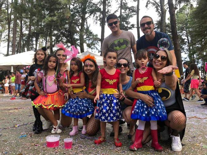 Lígia Câmara, de Batman, com a filha e amigos(foto: Juliana Andrade/CB/D.A Press) Lígia Câmara, de Batman, com a filha e amigos(foto: Juliana Andrade/CB/D.A Press)
