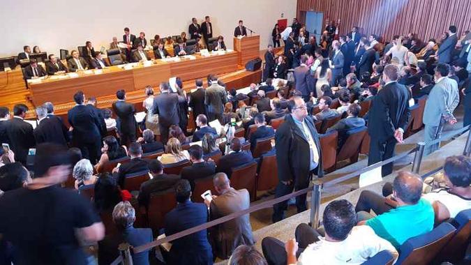 A votação ocorreu no auditório da Câmara Legislativa, que ficou lotado durante a sessão extraordinária: mais de sete horas de negociações políticas para aprovar a proposta (foto: Carlos Vieira/CB/D.A Press) A votação ocorreu no auditório da Câmara Legislativa, que ficou lotado durante a sessão extraordinária: mais de sete horas de negociações políticas para aprovar a proposta (foto: Carlos Vieira/CB/D.A Press)