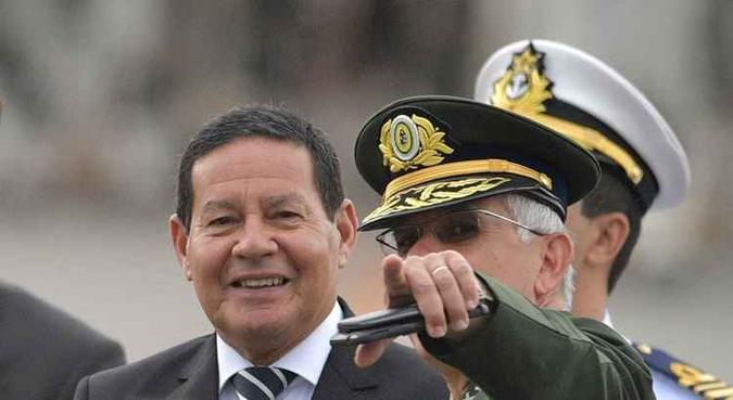 Com um tom de justificativa, Mourão afirmou que o golpe militar de 1964 se deu por um reflexo da guerra fria e do comunismo (foto: Carl de Souza/AFP) Com um tom de justificativa, Mourão afirmou que o golpe militar de 1964 se deu por um reflexo da guerra fria e do comunismo (foto: Carl de Souza/AFP)