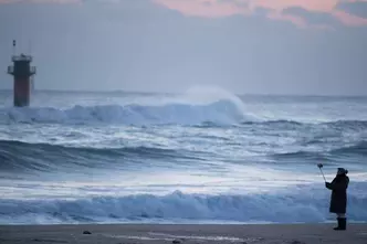 Os oceanos também aumentam com o fluxo crescente de água devido ao derretimento do gelo nos polos(foto: Ed Jones / AFP ) Os oceanos também aumentam com o fluxo crescente de água devido ao derretimento do gelo nos polos(foto: Ed Jones / AFP )