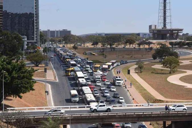 Cerca de 300 veículos saíram do estacionamento do Estádio Nacional Mané Garrincha e seguem em carreata pelo Eixo Monumental, sentido Esplanada dos Ministérios(foto: Ed Alves/CB/D.A Press) Cerca de 300 veículos saíram do estacionamento do Estádio Nacional Mané Garrincha e seguem em carreata pelo Eixo Monumental, sentido Esplanada dos Ministérios(foto: Ed Alves/CB/D.A Press)