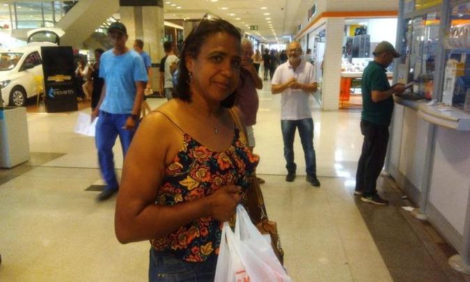 Aldirene Araújo aumentou compras para as refeições diárias e presentes de fim de ano, mas reclama dos preços(foto: André Philipe/Esp. CB/D.A Press) Aldirene Araújo aumentou compras para as refeições diárias e presentes de fim de ano, mas reclama dos preços(foto: André Philipe/Esp. CB/D.A Press)