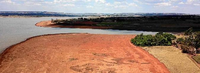 A crise hídrica que começou a atingir o Distrito Federal em 2016 se intensificou e, neste ano, o brasiliense teve que conviver com a corte no abastecimento de água uma vez a cada seis dias. O que parecia uma ação emergencial perdura por quase um ano. O saldo dos primeiros 11 meses de racionamento foi uma redução em 16% no consumo de água no Distrito Federal, além da mudança nos hábitos de consumo da população. Sem as chuvas, o reservatório do Descoberto, responsável pelo abastecimento de quase 2 milhões de pessoas, chegou a 5% do volume total em novembro. E a possibilidade de o racionamento ser ampliado para dois dias foi cogitada e estudada. Para 2018, a expectativa é de uma crise ainda maior, e o racionamento ainda não tem previsão para chegar ao fim.Breno Fortes/CB/D.A Press - 10/10/17 A crise hídrica que começou a atingir o Distrito Federal em 2016 se intensificou e, neste ano, o brasiliense teve que conviver com a corte no abastecimento de água uma vez a cada seis dias. O que parecia uma ação emergencial perdura por quase um ano. O saldo dos primeiros 11 meses de racionamento foi uma redução em 16% no consumo de água no Distrito Federal, além da mudança nos hábitos de consumo da população. Sem as chuvas, o reservatório do Descoberto, responsável pelo abastecimento de quase 2 milhões de pessoas, chegou a 5% do volume total em novembro. E a possibilidade de o racionamento ser ampliado para dois dias foi cogitada e estudada. Para 2018, a expectativa é de uma crise ainda maior, e o racionamento ainda não tem previsão para chegar ao fim.Breno Fortes/CB/D.A Press - 10/10/17