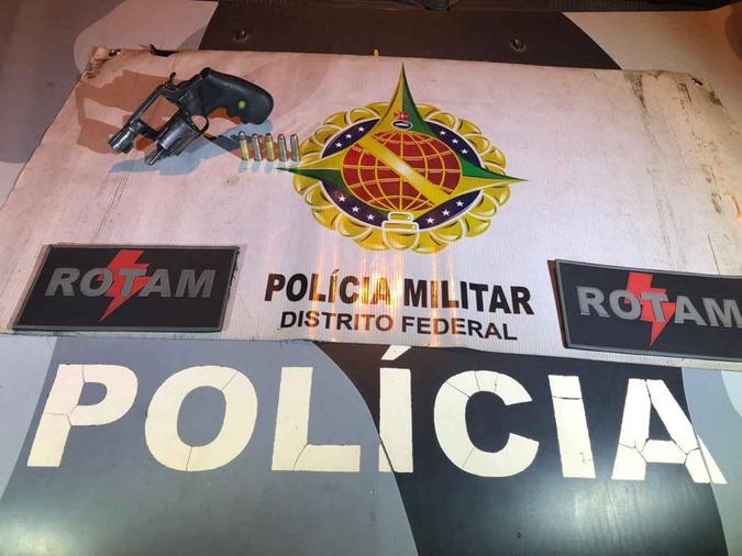 Um revólver calibre 38 com 6 munições foi apreendido em Santa Maria(foto: PMDF/Divulgação) Um revólver calibre 38 com 6 munições foi apreendido em Santa Maria(foto: PMDF/Divulgação)
