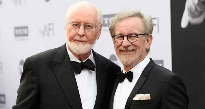 O compositor John Williams (esquerda) trabalha desde o fim dos anos 1950 em trilhas para cinema(foto: ANGELA WEISS) O compositor John Williams (esquerda) trabalha desde o fim dos anos 1950 em trilhas para cinema(foto: ANGELA WEISS)