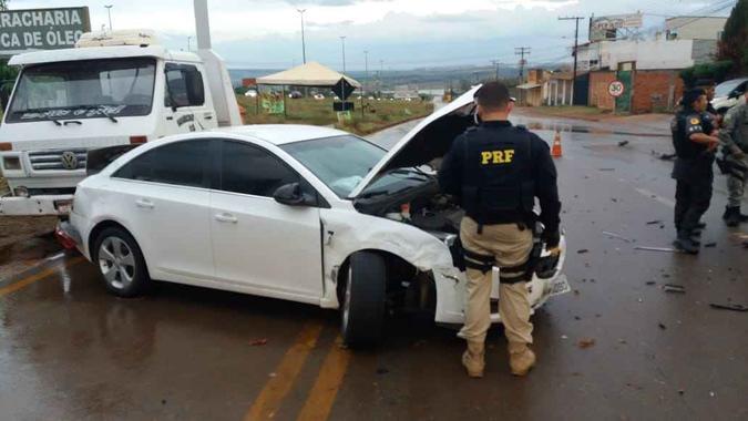 O carro roubado que era dirigido pelo suspeito: batida deixou duas pessoas com ferimentos leves(foto: Divulgação / PRF) O carro roubado que era dirigido pelo suspeito: batida deixou duas pessoas com ferimentos leves(foto: Divulgação / PRF)