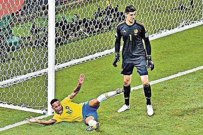 Alvo de duras críticas na Copa, Neymar protesta após cair ao lado do goleiro belga Thibaut Courtois na partida que eliminou o Brasil(foto: Saeed Khan/AFP) Alvo de duras críticas na Copa, Neymar protesta após cair ao lado do goleiro belga Thibaut Courtois na partida que eliminou o Brasil(foto: Saeed Khan/AFP)