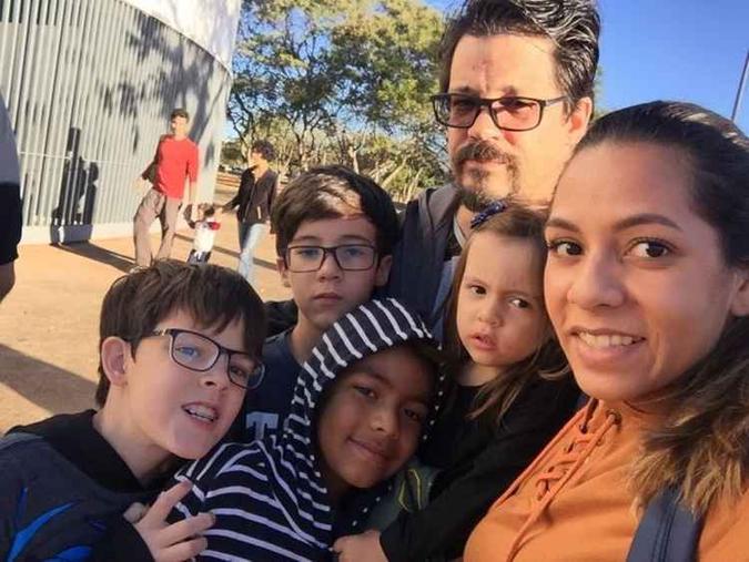 Lucas e Nicolas (de óculos) não escaparam da herança genética: miopia, como o pai, Márcio(foto: Arquivo Pessoal) Lucas e Nicolas (de óculos) não escaparam da herança genética: miopia, como o pai, Márcio(foto: Arquivo Pessoal)
