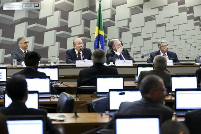O ministro-chefe da Casa Civil, Eliseu Padilha, participa de audiência pública da Comissão de Assuntos Econômicos do Senado (foto: Marcelo Camargo/Agência Brasil) O ministro-chefe da Casa Civil, Eliseu Padilha, participa de audiência pública da Comissão de Assuntos Econômicos do Senado (foto: Marcelo Camargo/Agência Brasil)