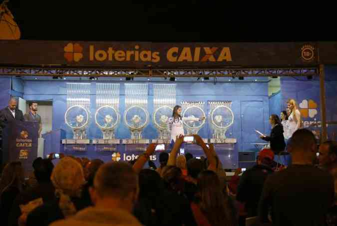 Resultado de imagem para foto do sorteio ao vivo da mega em UnaÃ­ (MG).