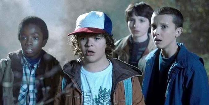 O vídeo mostra a história do grupo de amigos de 'Stranger things', que encontra uma menina perdida fugindo de autoridades, como se fosse um jogo(foto: Netflix/Divulgação) O vídeo mostra a história do grupo de amigos de 'Stranger things', que encontra uma menina perdida fugindo de autoridades, como se fosse um jogo(foto: Netflix/Divulgação)