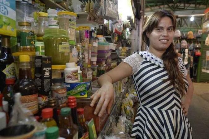 A vendedora J�ssica da Silva cuida do box que foi do pai(foto: Marcelo Ferreira/CB/D.A Press)