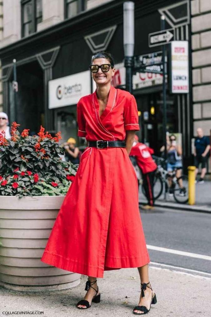 A editora de moda Giovanna Battaglia Engelbert é referência em street style. Aqui, uma inspiração de peça única complementada por acessórios pretos. Segundo a taróloga, a combinação é válida na virada (foto: Pinterest/Divulgacao) A editora de moda Giovanna Battaglia Engelbert é referência em street style. Aqui, uma inspiração de peça única complementada por acessórios pretos. Segundo a taróloga, a combinação é válida na virada (foto: Pinterest/Divulgacao)