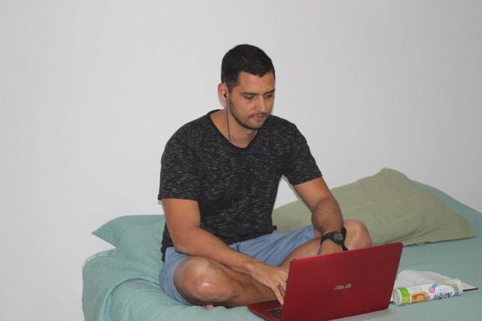 Rodrigo se dedica ao torneio de pôquer, ele é um dos responsáveis por cuidar do dinheiro das apostas (foto: Arquivo pessoal ) Rodrigo se dedica ao torneio de pôquer, ele é um dos responsáveis por cuidar do dinheiro das apostas (foto: Arquivo pessoal )