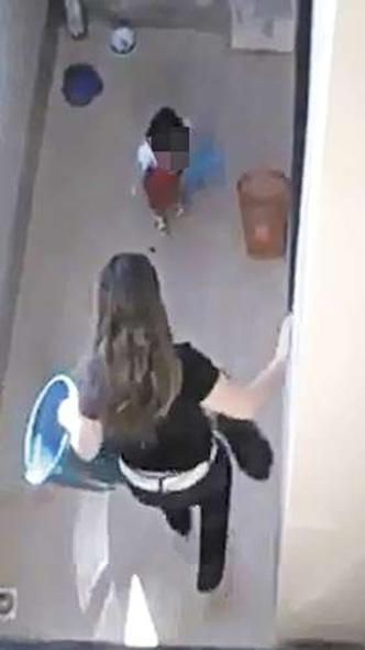 Imagens feitas por vizinho da acusada mostram agressões contra o animal, cometidas na presença da filha(foto: YouTube/Reprodução de Vídeo - 16/12/11) Imagens feitas por vizinho da acusada mostram agressões contra o animal, cometidas na presença da filha(foto: YouTube/Reprodução de Vídeo - 16/12/11)