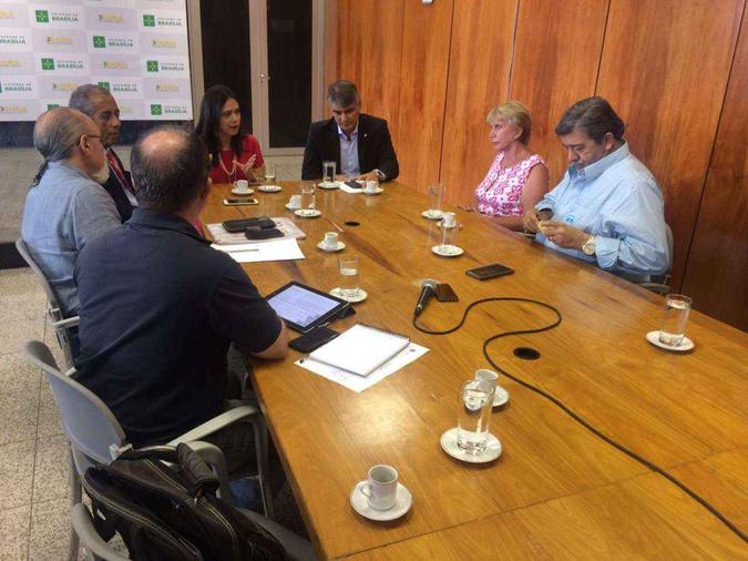 O secretaria da Casa Civil, Sérgio Sampaio, e a procuradora-geral do DF, Paola Aires, se reuniram com os proprietários dos restaurantes nesta terça-feira (27/2)(foto: Walder Galvão/Esp. CB/D.A Press) O secretaria da Casa Civil, Sérgio Sampaio, e a procuradora-geral do DF, Paola Aires, se reuniram com os proprietários dos restaurantes nesta terça-feira (27/2)(foto: Walder Galvão/Esp. CB/D.A Press)
