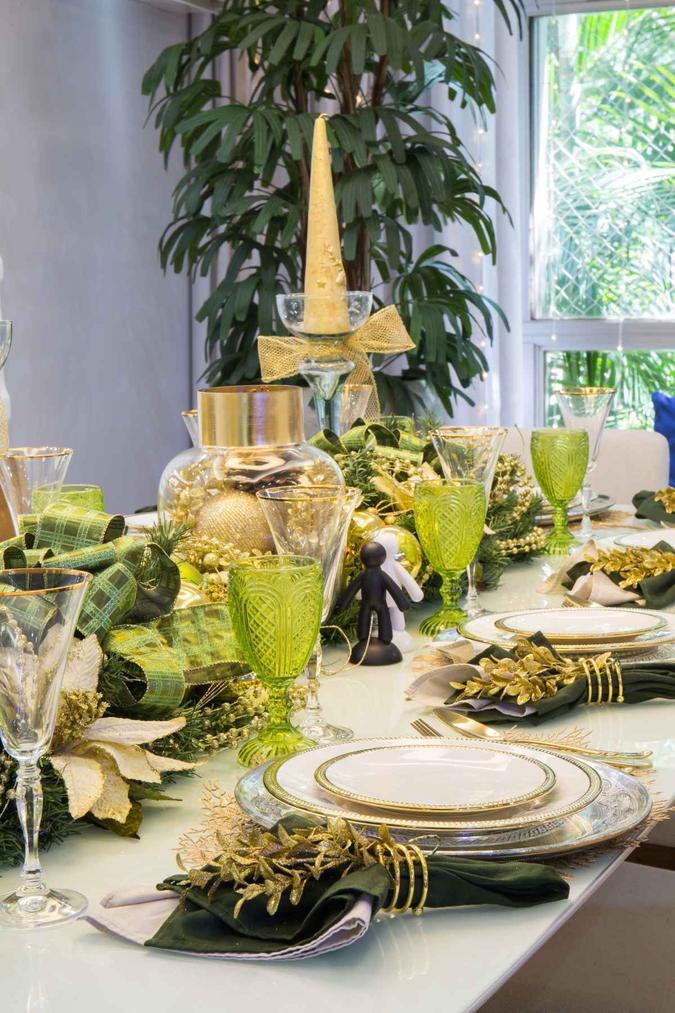As bolas metalizadas que sobraram da árvore de Natal podem servir como decoração da mesa de jantar quando colocadas em um vaso de vidro. Velas e laços de fitas também incrementam a mesa.(foto: Alan Santos/Marco Studio) As bolas metalizadas que sobraram da árvore de Natal podem servir como decoração da mesa de jantar quando colocadas em um vaso de vidro. Velas e laços de fitas também incrementam a mesa.(foto: Alan Santos/Marco Studio)