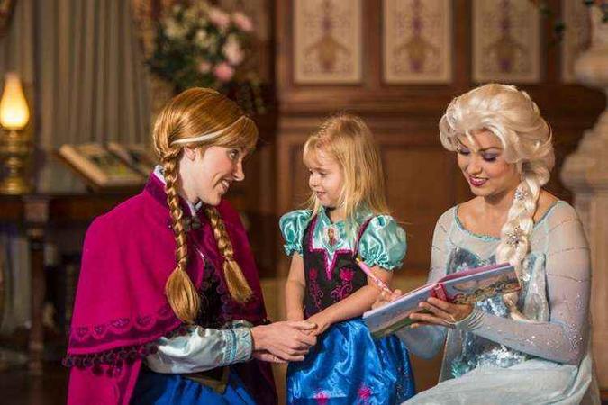 A rainha Elsa e a princesa Ana, de Frozen, são duas das personagens mais procuradas no Magic Kingdom: tire foto e peça autógrafos(foto: Matt Stroshane/Divulgação) A rainha Elsa e a princesa Ana, de Frozen, são duas das personagens mais procuradas no Magic Kingdom: tire foto e peça autógrafos(foto: Matt Stroshane/Divulgação)