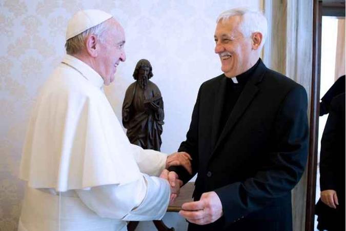 Papa Francisco e o superior-geral da Companhia de Jesus, Arturo Sosa(foto: Osservatore Romano/AFP) Papa Francisco e o superior-geral da Companhia de Jesus, Arturo Sosa(foto: Osservatore Romano/AFP)