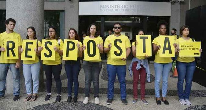 Ato da Anistia Internacional cobra mais empenho do Ministério Público na elucidação do assassinato da vereadora Marielle Franco e de seu motorista (foto: Tânia Rêgo/Agência Brasil) Ato da Anistia Internacional cobra mais empenho do Ministério Público na elucidação do assassinato da vereadora Marielle Franco e de seu motorista (foto: Tânia Rêgo/Agência Brasil)