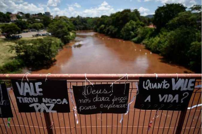 Mensagens em ponte sobre o Rio Paraopeba após rompimento de barragem(foto: Douglas Magno/AFP - 25/2/19) Mensagens em ponte sobre o Rio Paraopeba após rompimento de barragem(foto: Douglas Magno/AFP - 25/2/19)