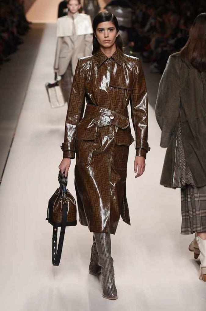 Plástico de cima a baixo. A Fendi aposta em diferentes interpretações para o trench coat tradicional, a começar pelo abotoamento simples.(foto: Fendi) Plástico de cima a baixo. A Fendi aposta em diferentes interpretações para o trench coat tradicional, a começar pelo abotoamento simples.(foto: Fendi)