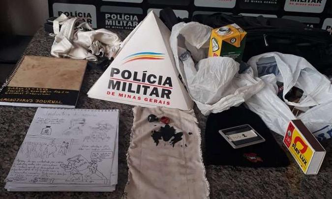 Material apreendido com o adolescente em Coronel Fabriciano. Ao centro, pedaço de decido pintado que ele usou como máscara(foto: Polícia Militar/Divulgação ) Material apreendido com o adolescente em Coronel Fabriciano. Ao centro, pedaço de decido pintado que ele usou como máscara(foto: Polícia Militar/Divulgação )