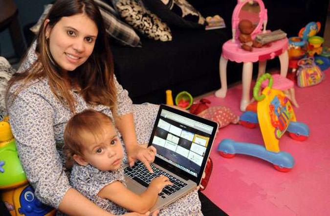 Mãe de Bruna, de 1 ano, a advogada Iza Garcia criou um blog para compartilhar com outras mães as opções de lazer em Brasília(foto: Bruno Peres/CB/D.A Press) Mãe de Bruna, de 1 ano, a advogada Iza Garcia criou um blog para compartilhar com outras mães as opções de lazer em Brasília(foto: Bruno Peres/CB/D.A Press)