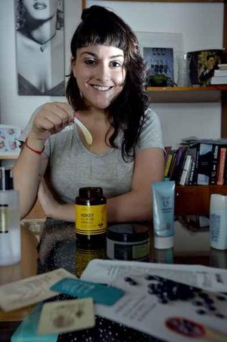 Giovanna Calvoso escolheu os cosméticos asiáticos por personalizar os cuidados de beleza (foto: Marcelo Ferreira/CB/D.A Press) Giovanna Calvoso escolheu os cosméticos asiáticos por personalizar os cuidados de beleza (foto: Marcelo Ferreira/CB/D.A Press)