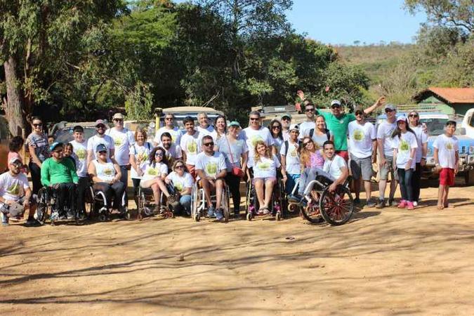 Este ano foram 60 carros e mais de 100 inscritos para participar do passeio off-road para portadores de necessidades especiais(foto: Hanna Guimarães/Esp. CB/D.A Press) Este ano foram 60 carros e mais de 100 inscritos para participar do passeio off-road para portadores de necessidades especiais(foto: Hanna Guimarães/Esp. CB/D.A Press)