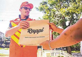 A Rappi opera em 10 cidades brasileiras e está fazendo fama com seus entregadores e caixas laranjas levando de tudo um pouco (foto: Lucas Sabino/Divulgação ) A Rappi opera em 10 cidades brasileiras e está fazendo fama com seus entregadores e caixas laranjas levando de tudo um pouco (foto: Lucas Sabino/Divulgação )