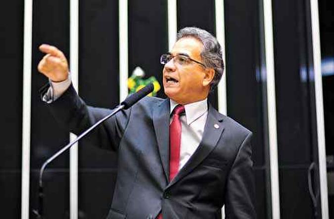 Ronaldo Fonseca foi afastado do PR-DF e substituído por Salvador Bispo, que é próximo de Roriz e Arruda(foto: Saulo Cruz/Agência Câmara - 21/12/12) Ronaldo Fonseca foi afastado do PR-DF e substituído por Salvador Bispo, que é próximo de Roriz e Arruda(foto: Saulo Cruz/Agência Câmara - 21/12/12)